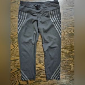 Athleta racer capri leggings.